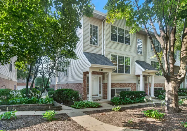 Photo 2 of Townhouse for sale at 541 Pheasant Trl, St. Charles, IL 60174 | MLS# 12750124 | Listing updated on 2026-09-23