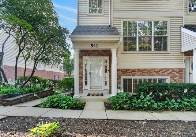 Photo 3 of Townhouse for sale at 541 Pheasant Trl, St. Charles, IL 60174 | MLS# 12750124 | Listing updated on 2026-09-23