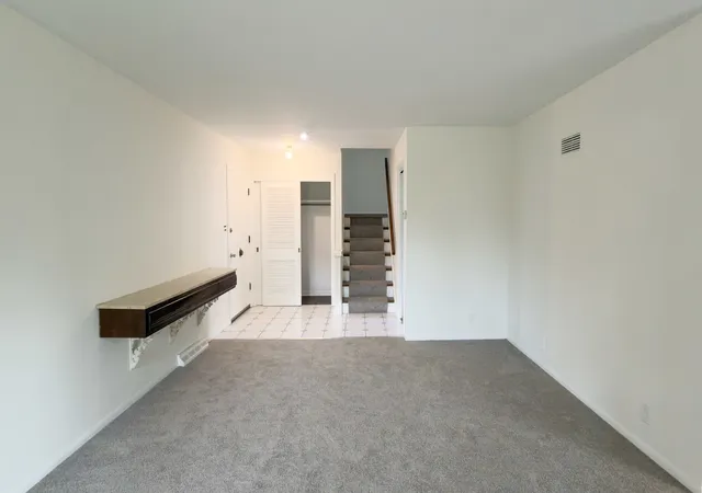 Photo 4 of Single family home for sale at 1247 Oakmont Ave, Flossmoor, IL 60422 | MLS# 12750134 | Listing updated on 2026-09-28