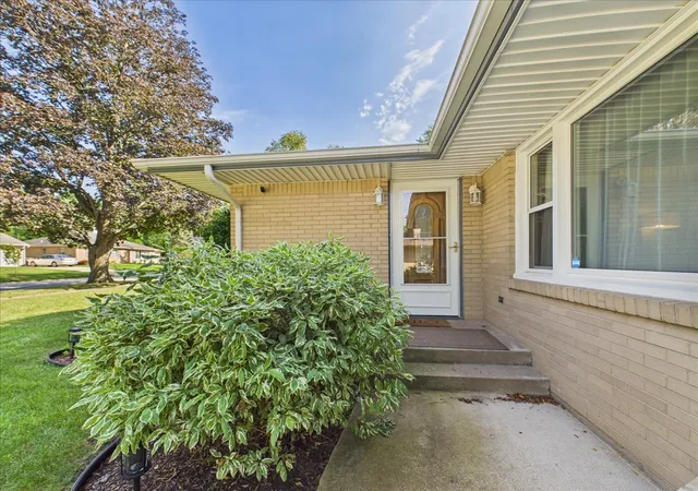 Photo 4 of Single family home for sale at 912 Chelsea Ave, Rockford, IL 61107 | MLS# 12750157 | Listing updated on 2026-09-13
