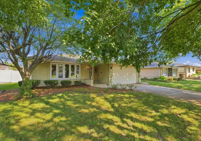 Photo 2 of Single family home for sale at 10313 Cook Ave, Oak Lawn, IL 60453 | MLS# 12750164 | Listing updated on 2026-09-15
