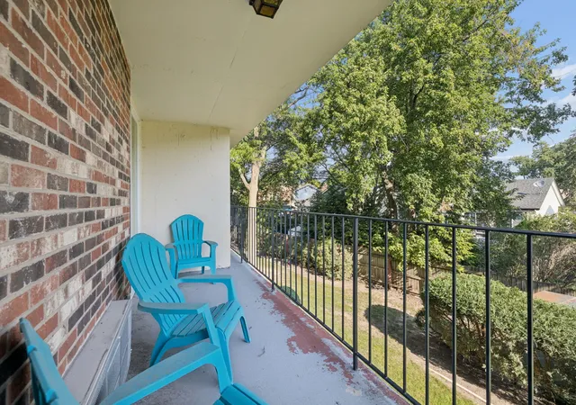 Listing Photo 2 - Condo for sale in building located at 1150 E Jackson St, Lombard, IL 60148 - Unit #2D