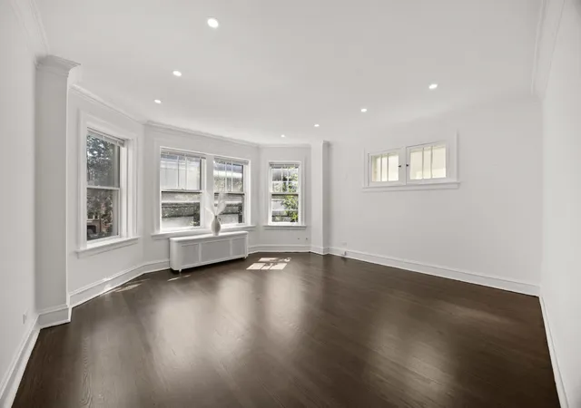 Listing Photo 2 - Condo for sale in building located at 6318 N Artesian Ave, Chicago, IL 60659 - Unit #203