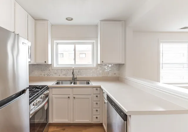 Listing Photo 4 - Condo for sale in building located at 2914 W Berwyn St, Chicago, IL 60625 - Unit #2