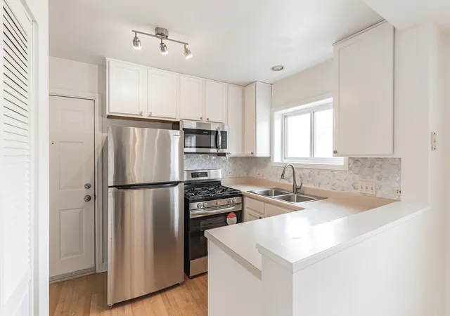 Listing Photo 5 - Condo for sale in building located at 2914 W Berwyn St, Chicago, IL 60625 - Unit #2
