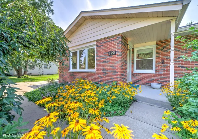 Photo 1 of Single family home for sale at 722 N Stephen Dr, Palatine, IL 60067 | MLS# 12750264 | Listing updated on 2026-09-21