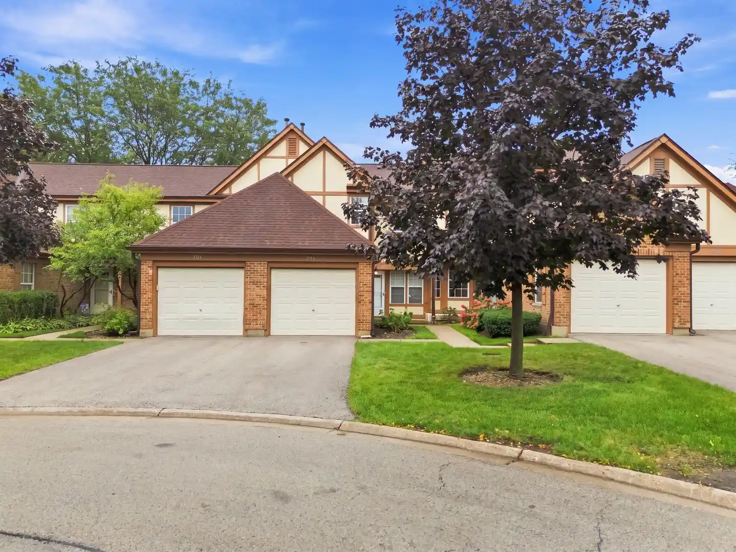Listing Photo 2 - Condo for sale in 2018 Quaker Holw Ln located at 2018 Quaker Holw Ln, Streamwood, IL 60107 - Unit 2018 Quaker Holw Ln