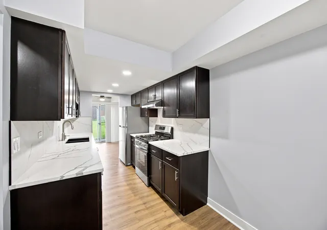 Listing Photo 4 - Condo for sale in building located at 2018 Quaker Holw Ln, Streamwood, IL 60107 - Unit #0
