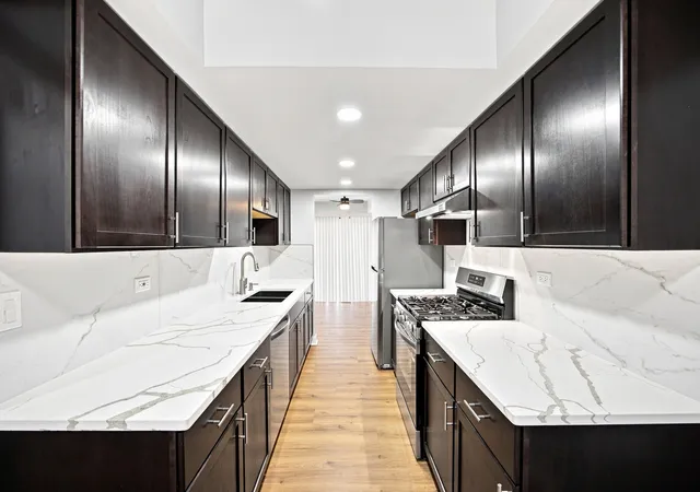 Listing Photo 5 - Condo for sale in building located at 2018 Quaker Holw Ln, Streamwood, IL 60107 - Unit #0