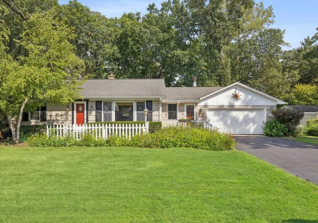 Single family home for sale at 309 Forest Knoll Rd, Lake Bluff, IL 60044 | MLS# 12750324