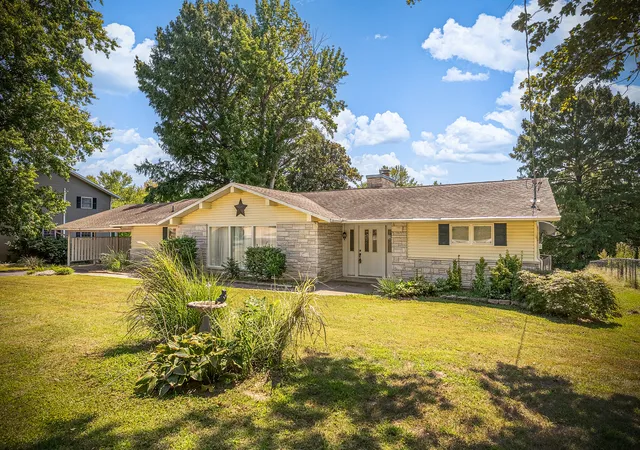 Photo 2 of Single family home for sale at 1613 Tina Dr, Murphysboro, IL 62966 | MLS# 12750331 | Listing updated on 2026-09-29