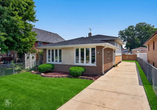 Photo 1 of Single family home for sale at 7725 Narragansett Ave, Burbank, IL 60459 | MLS# 12750382 | Listing updated on 2026-09-18