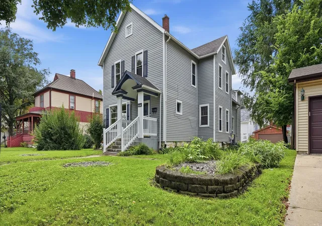 Photo 2 of Single family home for sale at 307 Wilcox St, Joliet, IL 60435 | MLS# 12750404 | Listing updated on 2026-10-06