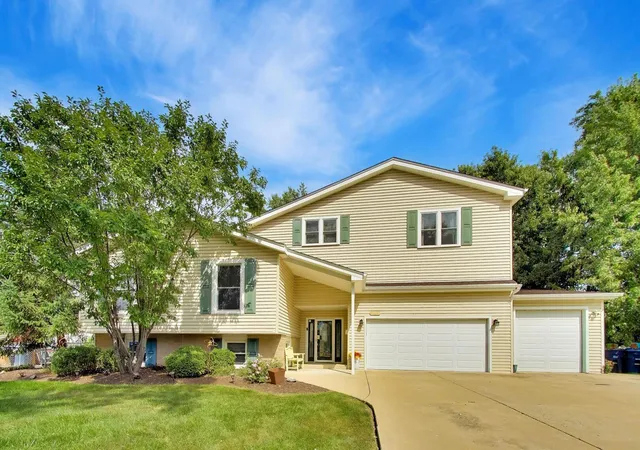 Photo 1 of Single family home for sale at 7309 Seminole Ct, Darien, IL 60561 | MLS# 12750407 | Listing updated on 2026-09-22