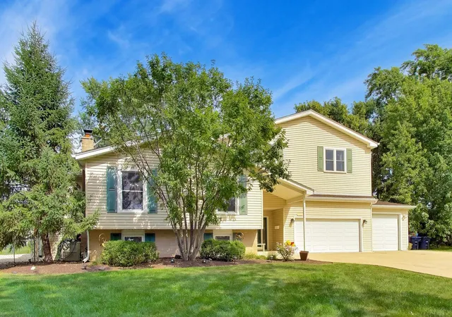Photo 2 of Single family home for sale at 7309 Seminole Ct, Darien, IL 60561 | MLS# 12750407 | Listing updated on 2026-09-22