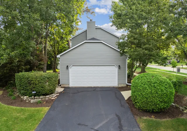 Photo 4 of Single family home for sale at 726 Dorchester Dr, Bolingbrook, IL 60440 | MLS# 12750456 | Listing updated on 2026-10-08