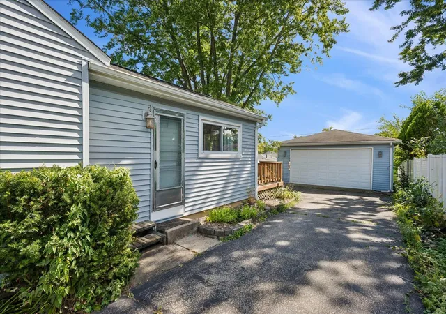 Photo 2 of Single family home for sale at 419 E Fullerton Ave, Glendale Heights, IL 60139 | MLS# 12750486 | Listing updated on 2026-10-06