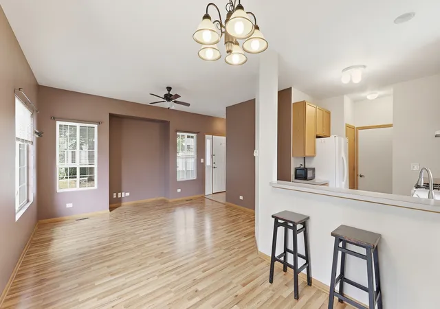 Listing Photo 5 - Condo for sale in building located at 3 Windsor Cir, South Elgin, IL 60177 - Unit #A