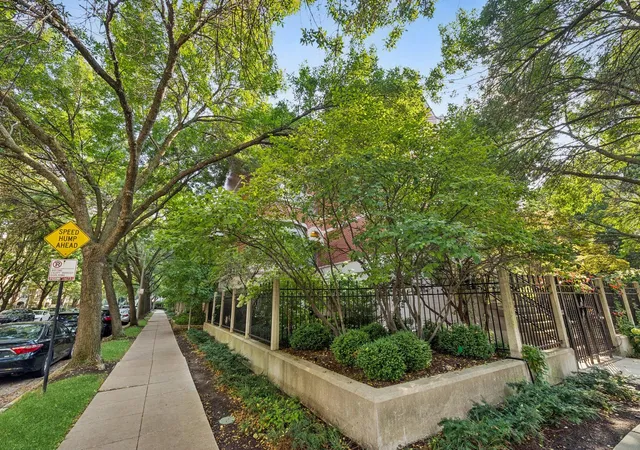 Photo 2 of Townhouse for sale at 1409 S Indiana Ave #D, Chicago, IL 60605 | MLS# 12750520 | Listing updated on 2026-09-24