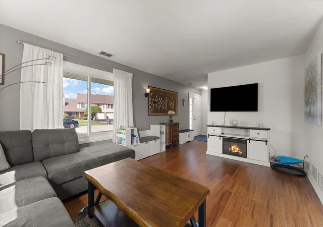 Photo 4 of Townhouse for sale at 9315 W 142nd Street #102, Orland Park, IL 60462 | MLS# 12750533 | Listing updated on 2026-10-01