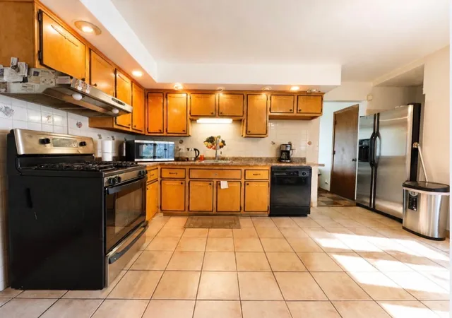 Photo 4 of Single family home for sale at 219 E 168th Place, South Holland, IL 60473 | MLS# 12750567 | Listing updated on 2026-09-14