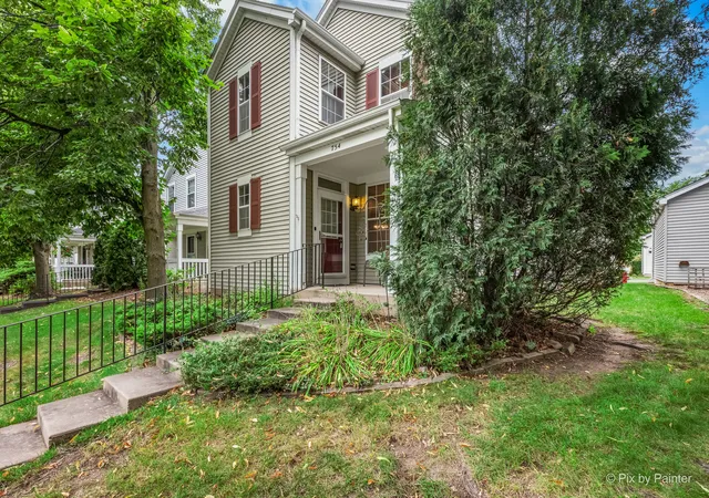 Photo 2 of Single family home for sale at 754 Golden Oak Cir, Crystal Lake, IL 60014 | MLS# 12750574 | Listing updated on 2026-09-27
