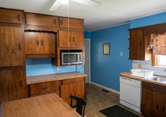 Photo 3 of Single family home for sale at 204 N 4th Street, Marion, IL 62959 | MLS# 12750577 | Listing updated on 2026-09-30