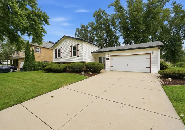 Photo 2 of Single family home for sale at 1025 Belair Dr, Darien, IL 60561 | MLS# 12750585 | Listing updated on 2026-09-26