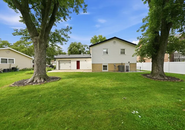 Photo 3 of Single family home for sale at 1025 Belair Dr, Darien, IL 60561 | MLS# 12750585 | Listing updated on 2026-09-26
