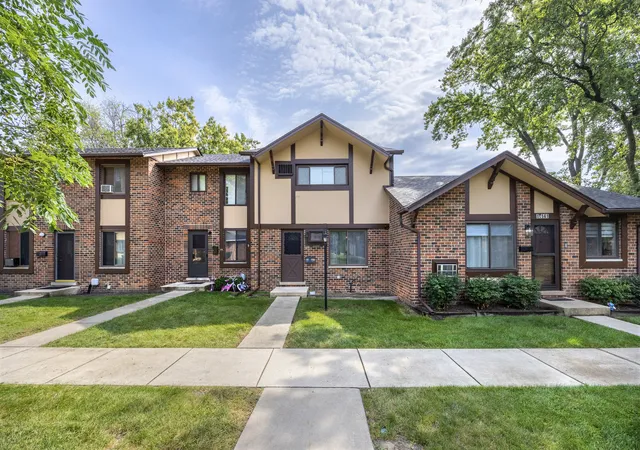 Townhouse for sale at 1s137 Eliot Ln, Villa Park, IL 60181 | MLS# 12750600