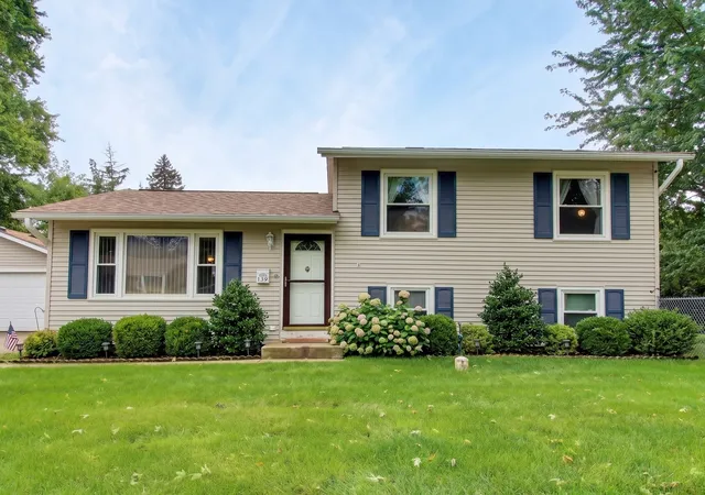 Photo 2 of Single family home for sale at 139 W Melody Ln, Woodstock, IL 60098 | MLS# 12750605 | Listing updated on 2026-09-04