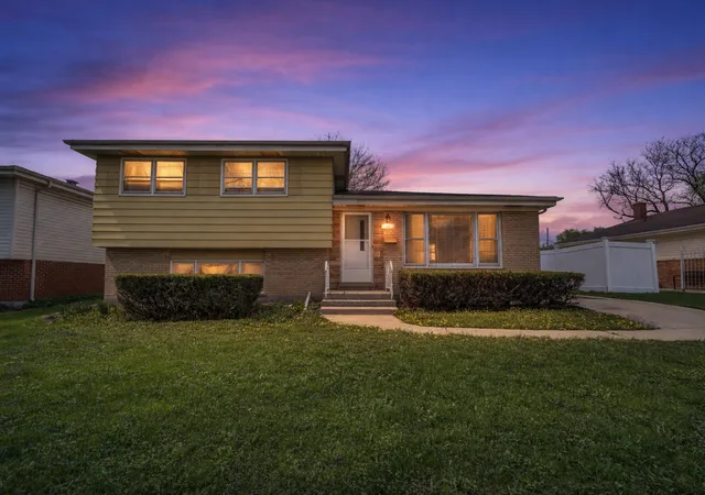 Photo 1 of Single family home for sale at 10 N Adams Dr, Addison, IL 60101 | MLS# 12750642 | Listing updated on 2026-09-09