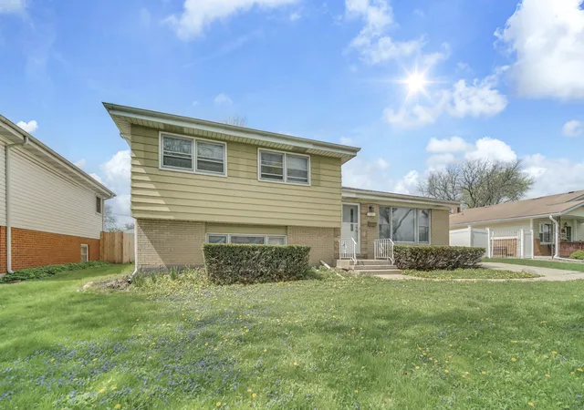 Photo 2 of Single family home for sale at 10 N Adams Dr, Addison, IL 60101 | MLS# 12750642 | Listing updated on 2026-09-09