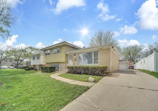 Photo 3 of Single family home for sale at 10 N Adams Dr, Addison, IL 60101 | MLS# 12750642 | Listing updated on 2026-09-09