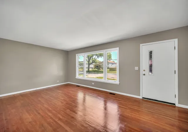 Photo 4 of Single family home for sale at 10 N Adams Dr, Addison, IL 60101 | MLS# 12750642 | Listing updated on 2026-09-09