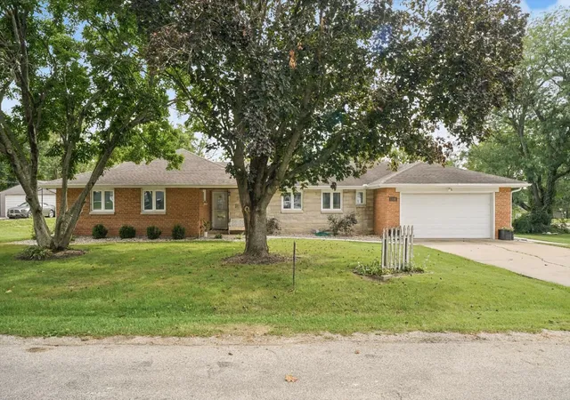 Photo 3 of Single family home for sale at 720 E High St, Farmer City, IL 61842 | MLS# 12750676 | Listing updated on 2026-10-21