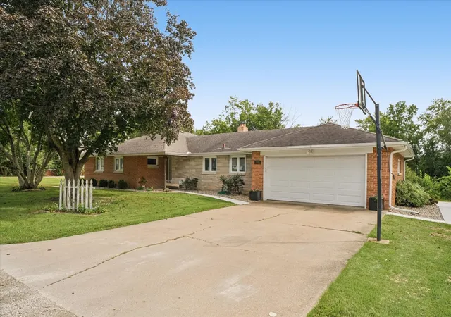 Photo 3 of Single family home for sale at 720 E High St, Farmer City, IL 61842 | MLS# 12750676 | Listing updated on 2026-10-21