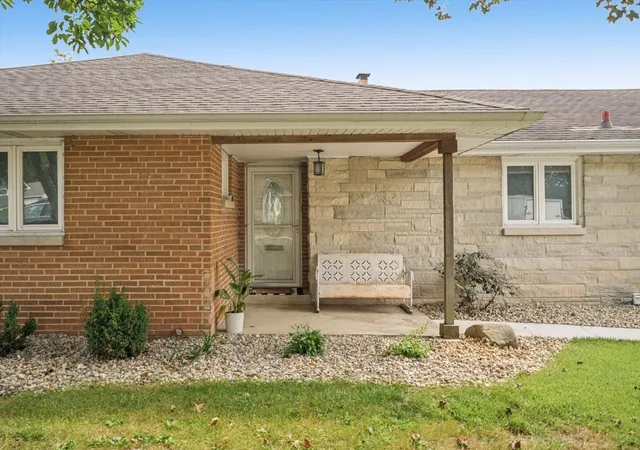 Photo 4 of Single family home for sale at 720 E High St, Farmer City, IL 61842 | MLS# 12750676 | Listing updated on 2026-10-21