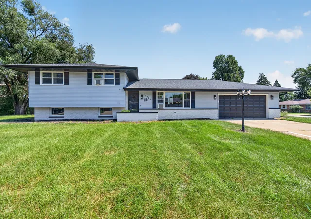 Photo 1 of Single family home for sale at 1701 Newton Dr, Morris, IL 60450 | MLS# 12750696 | Listing updated on 2026-10-06