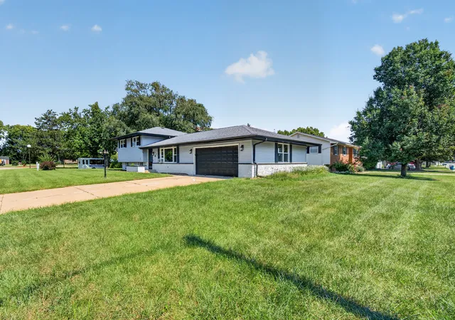 Photo 3 of Single family home for sale at 1701 Newton Dr, Morris, IL 60450 | MLS# 12750696 | Listing updated on 2026-10-06