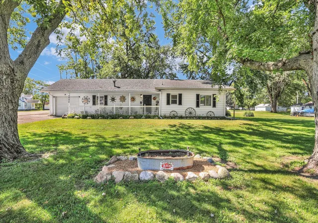 Photo 1 of Single family home for sale at 446 Chestnut St E, Paxton, IL 60957 | MLS# 12750703 | Listing updated on 2026-10-08