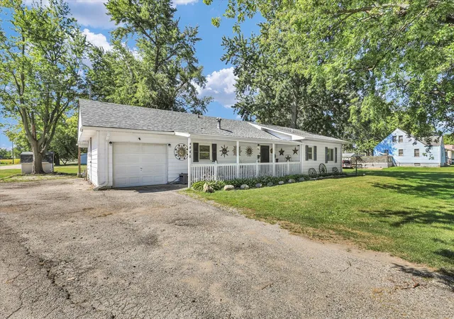 Photo 3 of Single family home for sale at 446 Chestnut St E, Paxton, IL 60957 | MLS# 12750703 | Listing updated on 2026-10-08