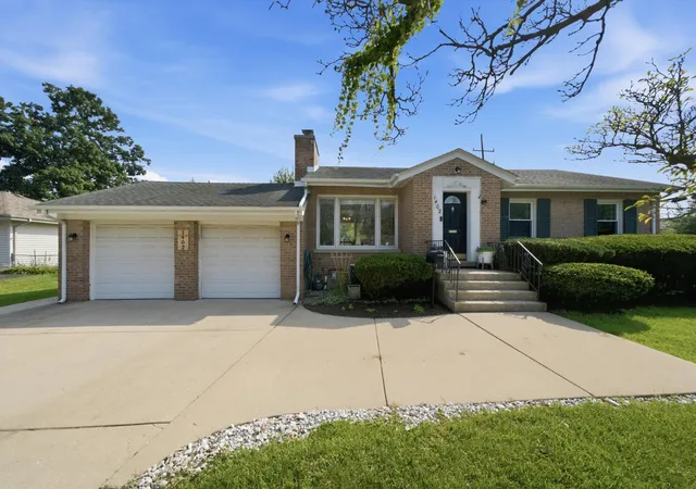 Single family home for sale at 1402 E Evergreen St, Wheaton, IL 60187 | MLS# 12750727