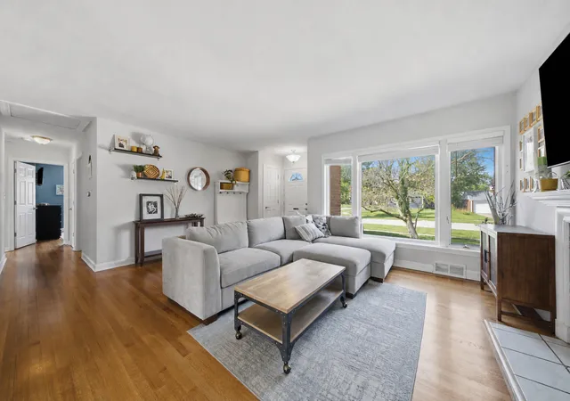 Photo 2 of Single family home for sale at 1402 E Evergreen St, Wheaton, IL 60187 | MLS# 12750727 | Listing updated on 2026-09-24