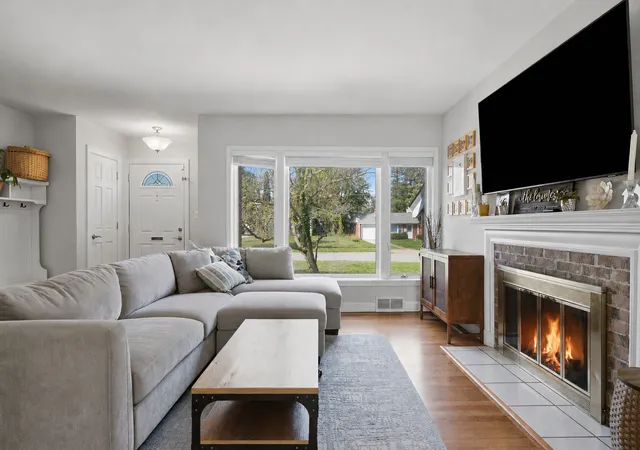 Photo 3 of Single family home for sale at 1402 E Evergreen St, Wheaton, IL 60187 | MLS# 12750727 | Listing updated on 2026-09-24