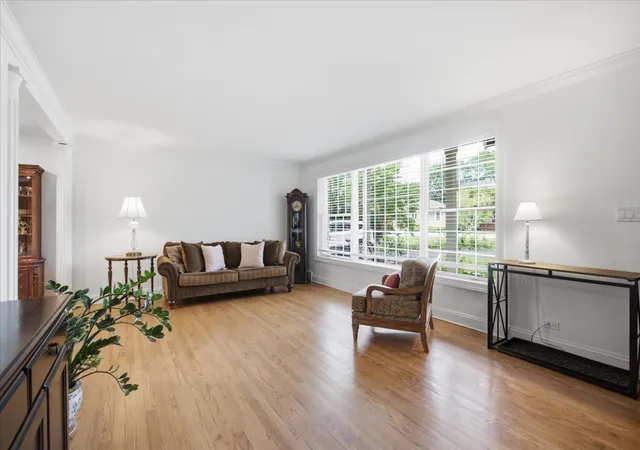 Photo 4 of Single family home for sale at 2501 Robincrest Ln, Glenview, IL 60025 | MLS# 12750763 | Listing updated on 2026-09-14