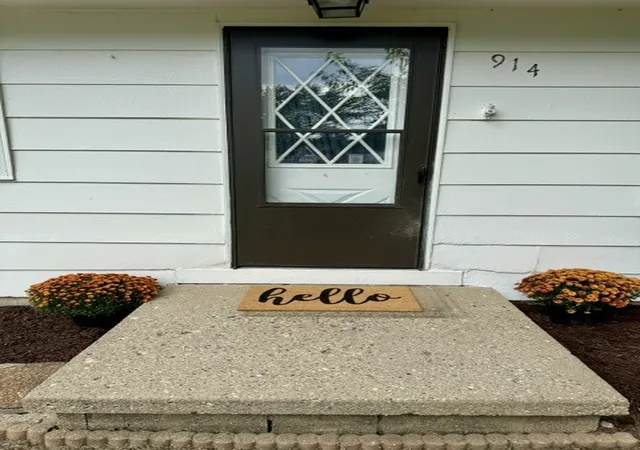 Photo 4 of Single family home for sale at 914 W Maple St, Champaign, IL 61821 | MLS# 12750802 | Listing updated on 2026-10-07