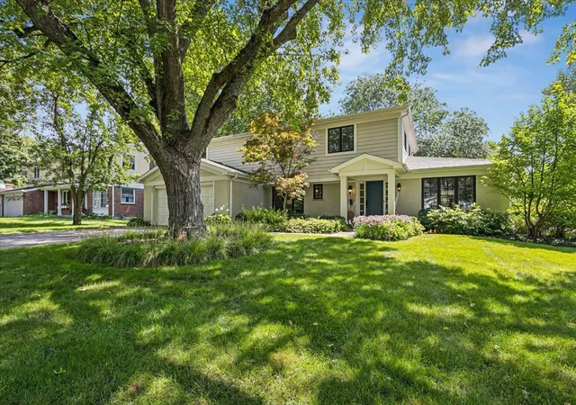 Photo 1 of Single family home for sale at 455 W Hawthorne Ct, Lake Bluff, IL 60044 | MLS# 12750837 | Listing updated on 2026-09-17