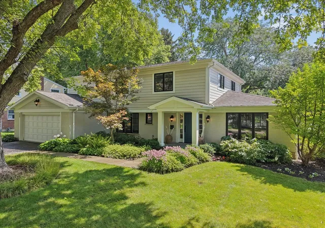 Photo 2 of Single family home for sale at 455 W Hawthorne Ct, Lake Bluff, IL 60044 | MLS# 12750837 | Listing updated on 2026-09-17