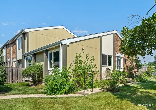 Photo 2 of Townhouse for sale at 252 Pueblo Dr, Bolingbrook, IL 60440 | MLS# 12750847 | Listing updated on 2026-10-08